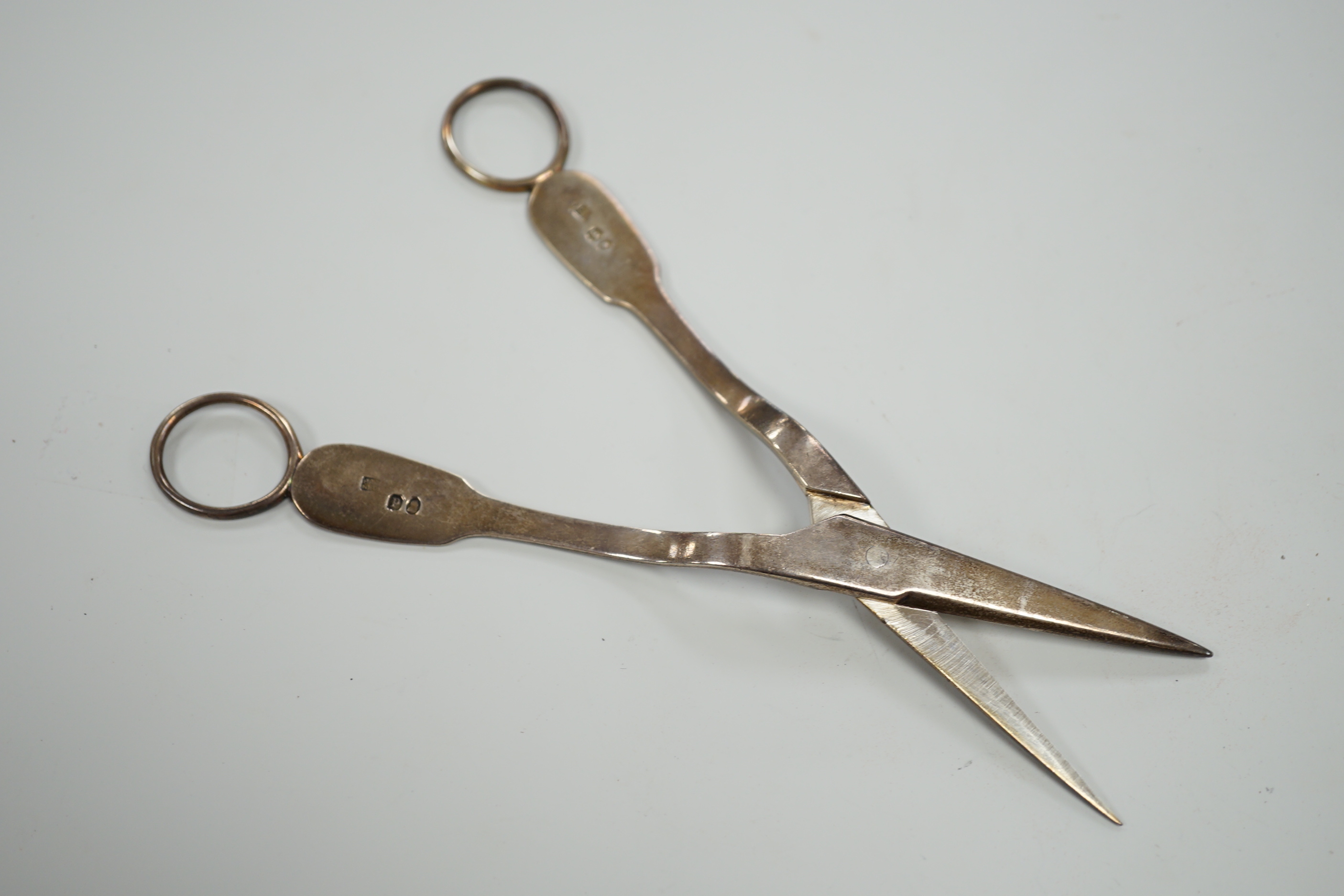 A pair of William IV silver grape shears, Lias Brothers, London, 1830, 19.2cm.